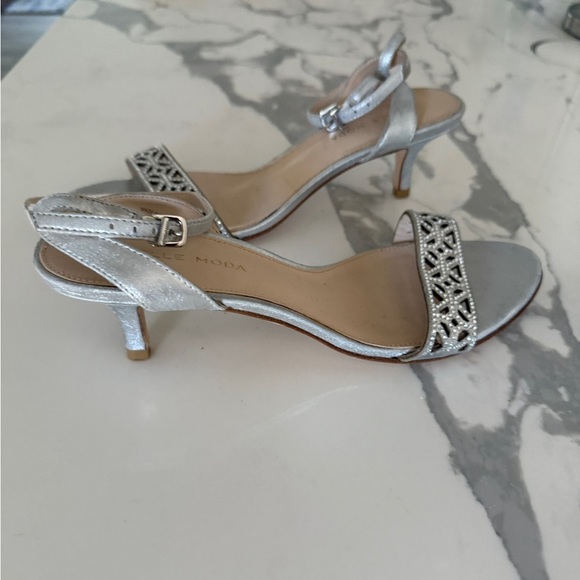Pelle Moda Silver metallic Strappy Kitten Heels size 7.5 - Picture 4 of 5